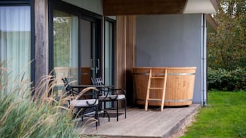 Suite, 1 King Bed | Soundproofing, free WiFi