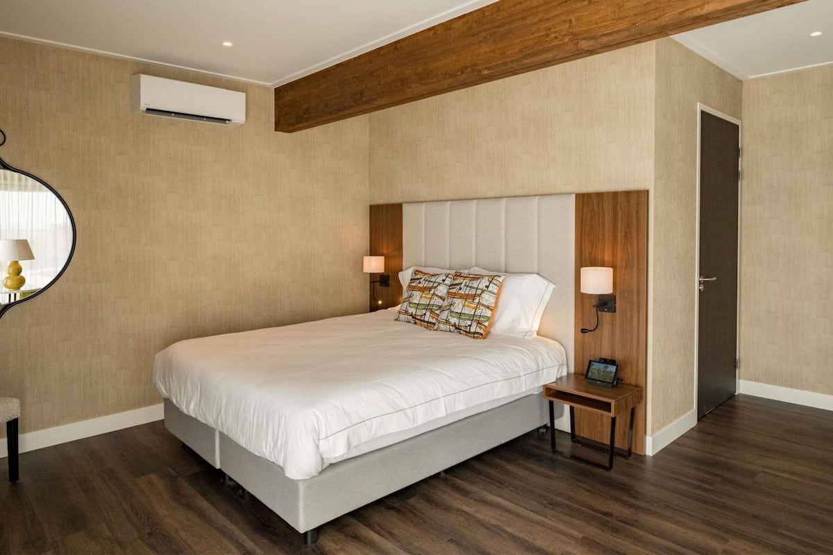 Suite, 1 King Bed (Garden)