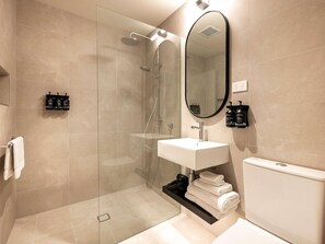 In-room safe, desk, laptop workspace, iron/ironing board - Mantra Shepparton (Shepparton)