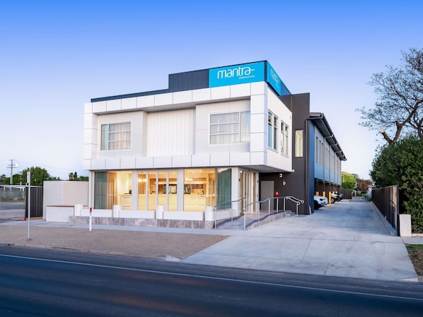 A modern building with a blue sign reading 'mantra' and 'shepparton.' - Mantra Shepparton (Shepparton)