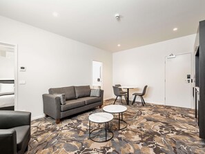 Căn hộ, 1 phòng ngủ | Két bảo mật tại phòng, bàn, khu vực làm việc phù hợp cho laptop 