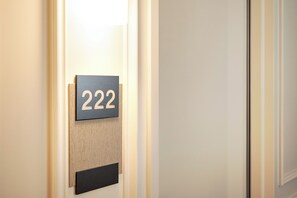 خزنة داخل الغرفة ومكتب ومساحة عمل للكمبيوتر المحمول ومكواة/لوح كي