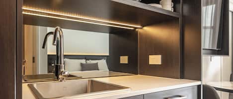 Microondas, cafetera y tetera y artículos de limpieza