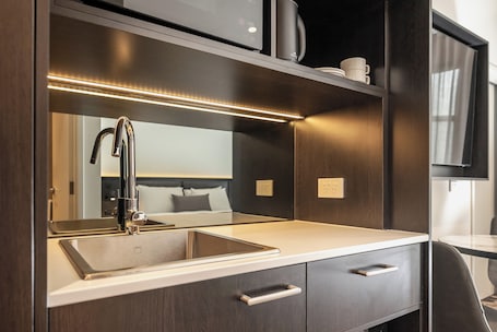 Microondas, cafetera o tetera y artículos de limpieza. Mantra Shepparton