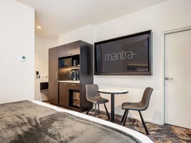 Deluxe Room, 1 King Bed | In-room safe, desk, laptop workspace, iron/ironing board