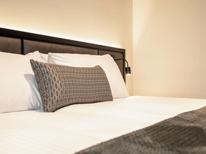 Deluxe Room, 1 King Bed | In-room safe, desk, laptop workspace, iron/ironing board - Mantra Shepparton (Shepparton)