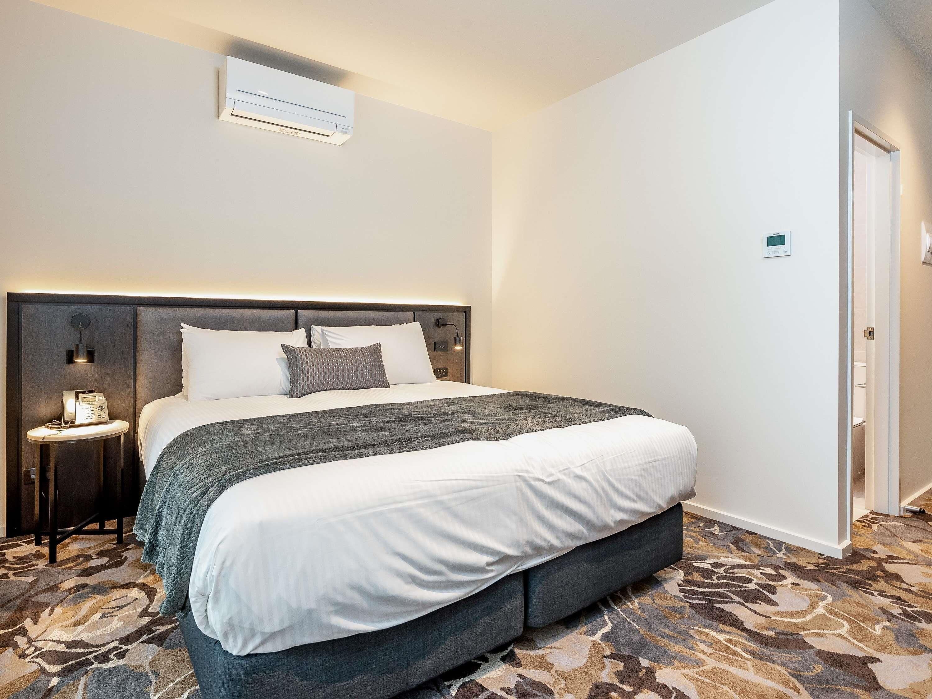 خزنة داخل الغرفة ومكتب ومساحة عمل للكمبيوتر المحمول ومكواة/لوح كي