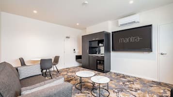 LÀgenhet - 1 sovrum | VÀrdeförvaringsskÄp pÄ rummet, skrivbord och arbetsyta för laptop