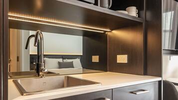 Huone, 1 suuri parisänky | Tallelokero huoneessa, työpöytä