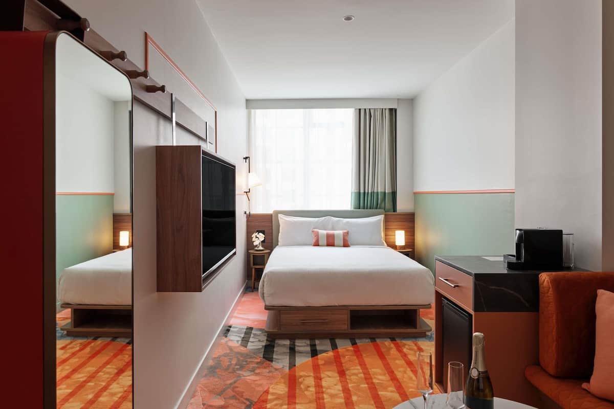 Superior Queen Room & Classic Single Room on Same Floor | Frigobar, cofres nos quartos, ferros/tábuas de passar roupa