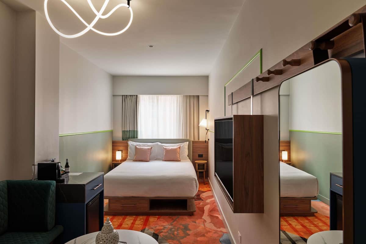 Quarto superior, 1 cama Queen | Frigobar, cofres nos quartos, ferros/tábuas de passar roupa