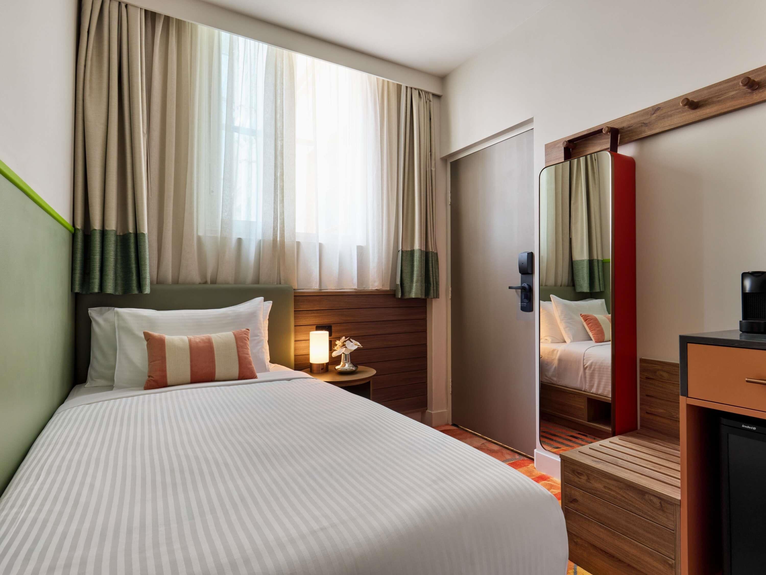 Minibar, coffres-forts dans les chambres, fer et planche à repasser