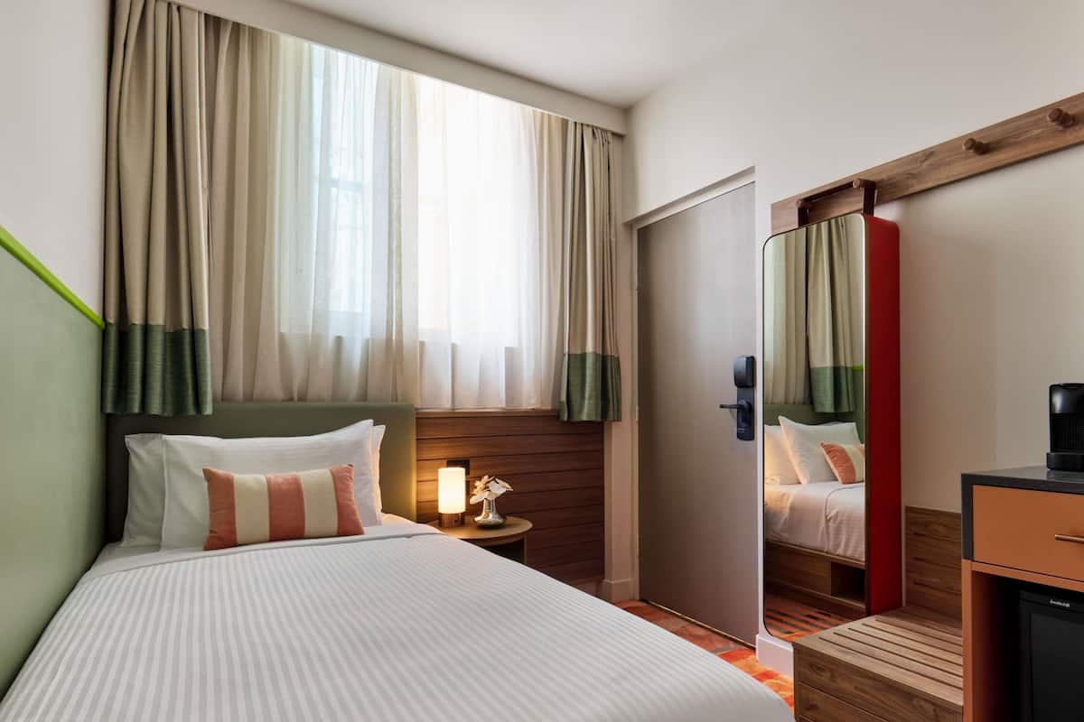 Minibar y caja de seguridad en la habitación