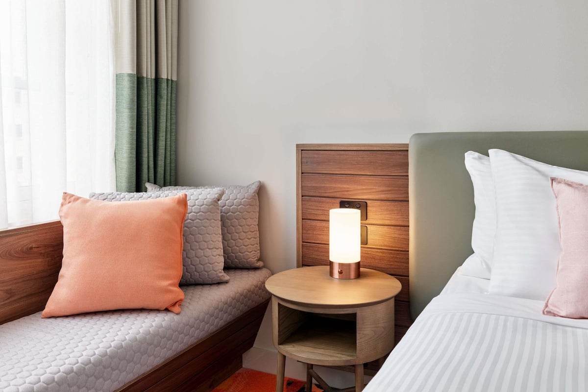 Quarto luxo, 1 cama King, para não fumantes, ar-condicionado | Frigobar, cofres nos quartos, ferros/tábuas de passar roupa