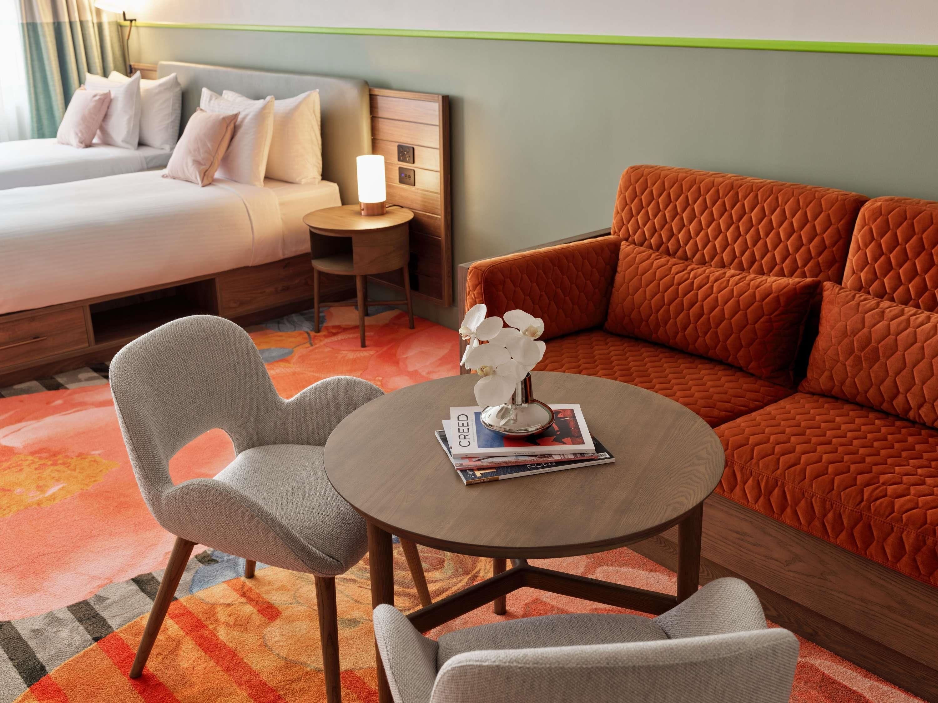 Minibar, coffres-forts dans les chambres, fer et planche à repasser