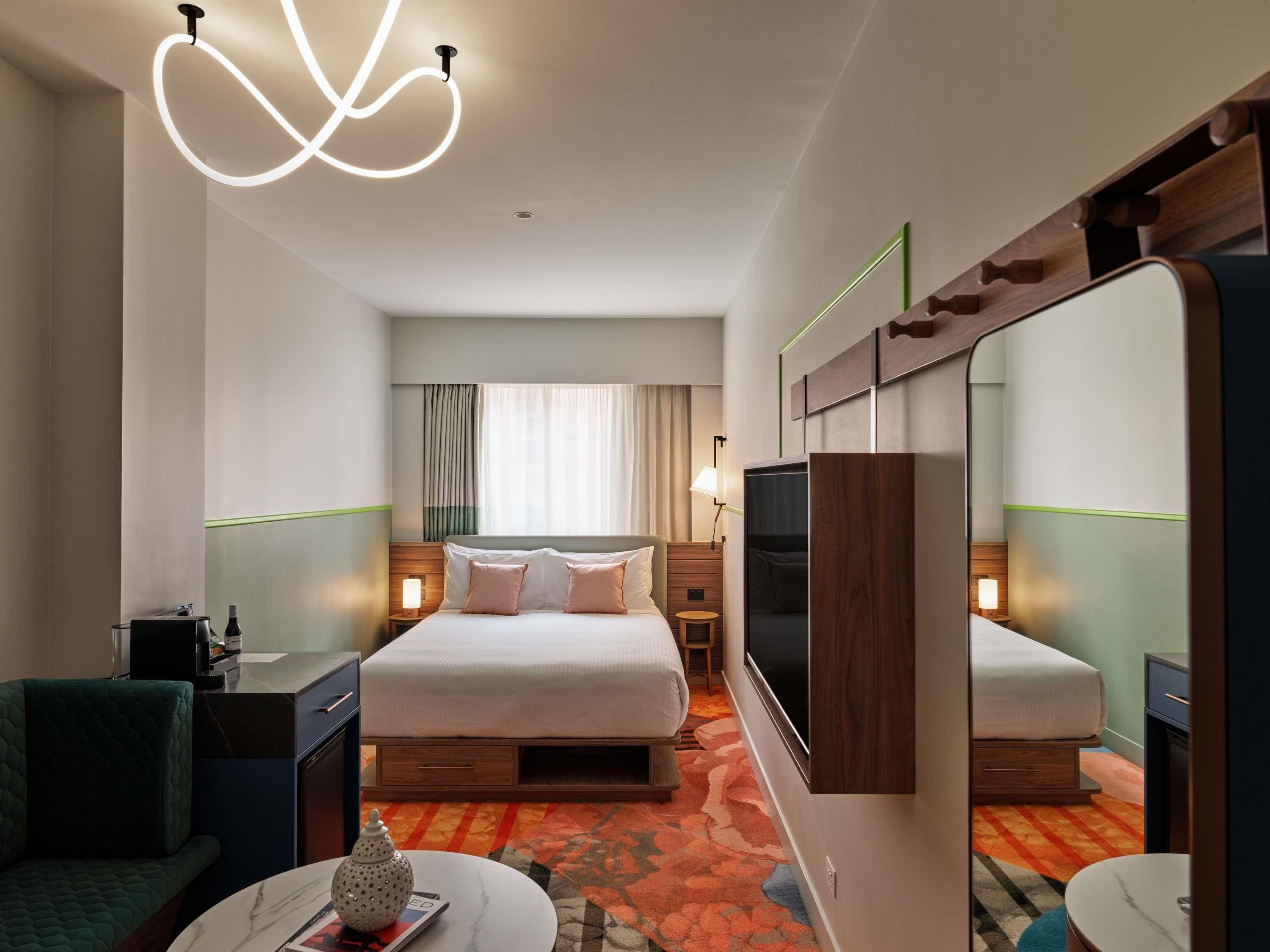 Minibar, coffres-forts dans les chambres, fer et planche à repasser