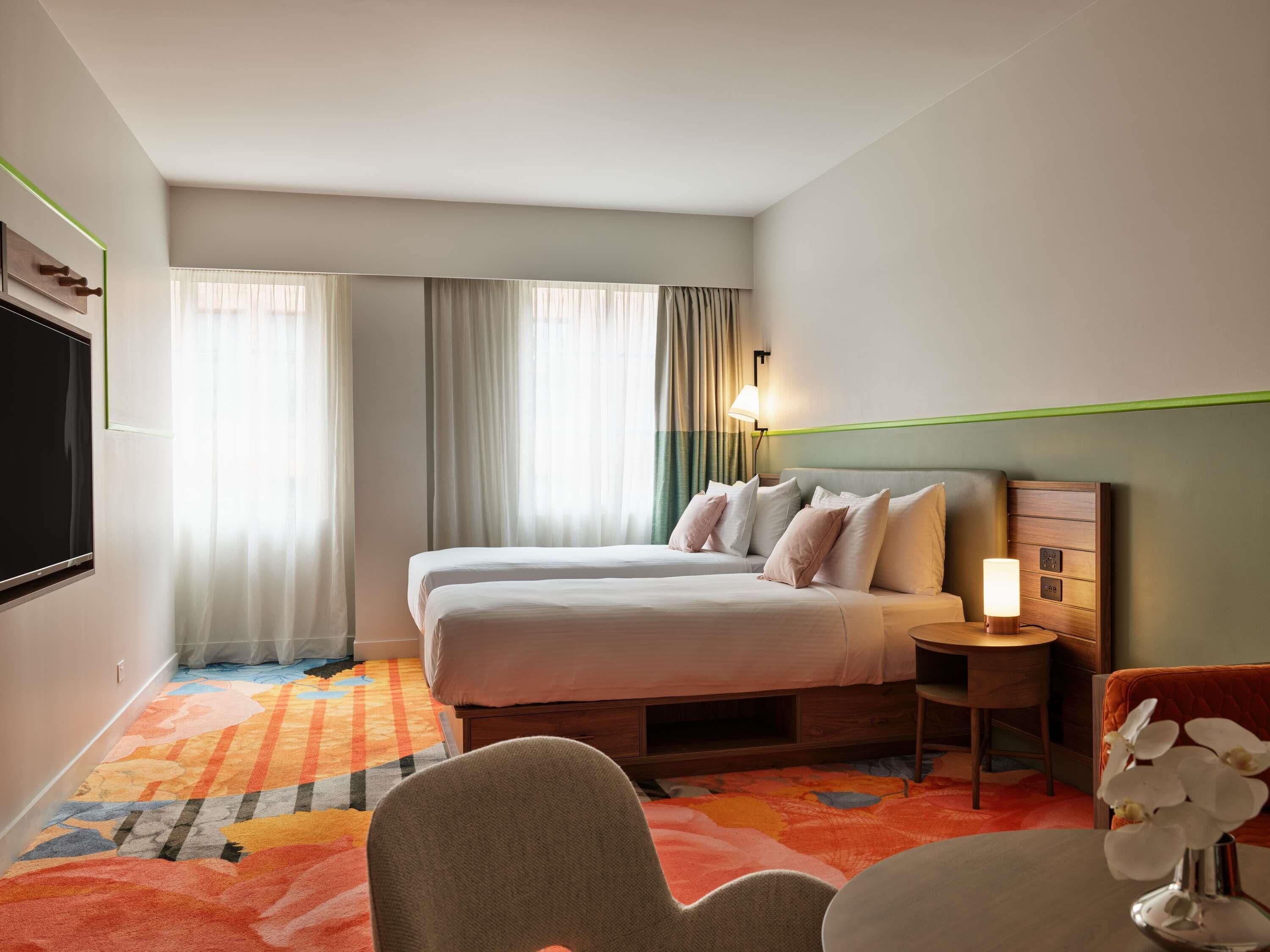 Rom – deluxe, 1 kingsize-seng med sovesofa, ikke-røyk | Minibar, safe på rommet, strykejern/-brett og wi-fi (inkludert)