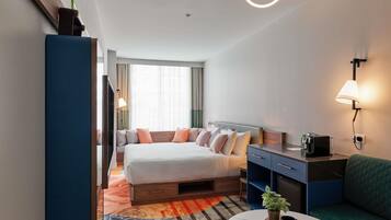 Quarto luxo, 1 cama King, para não fumantes, ar-condicionado | Frigobar, cofres nos quartos, ferros/tábuas de passar roupa