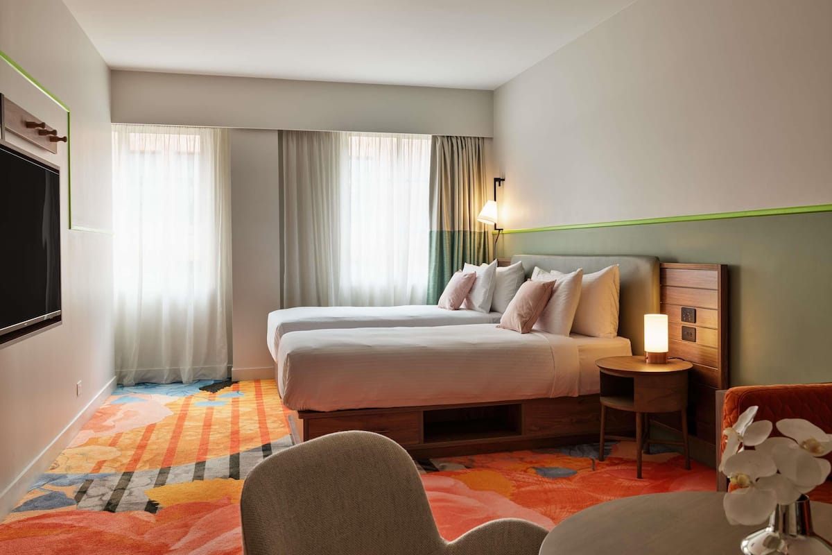 Quarto luxo, 1 cama King e sofá-cama, para não fumantes | Frigobar, cofres nos quartos, ferros/tábuas de passar roupa
