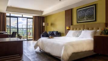 Premium bedding, in-room safe, desk, laptop workspace