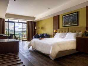 Premium bedding, in-room safe, desk, laptop workspace