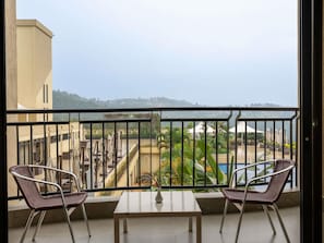 Standard Room, Pool View | Premium bedding, in-room safe, desk, laptop workspace