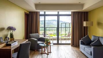 Family Room | Premium bedding, in-room safe, desk, laptop workspace