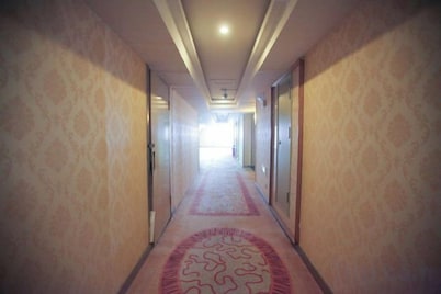 Yining V8 Business Hotel (Teachers University)