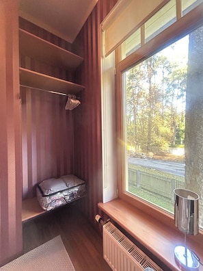 A room with a window, radiator, and a shelf with a suitcase. - Elegant Apartment Near Bulduri Beach (Jūrmala)