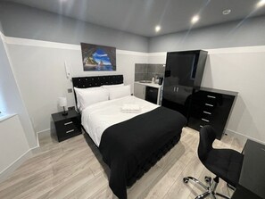 1 soverom, skrivebord, strykejern/-brett og wi-fi