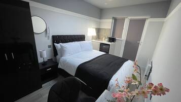 1 bedroom, desk, iron/ironing board, WiFi