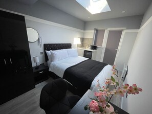 1 bedroom, desk, iron/ironing board, WiFi - Letzi private en-suite, Near Heathrow Airport T3 (Hayes)