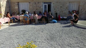 Outdoor dining - Villa Phyllia, a property with history - fifteen minutes from Iraklion airport. (Knossos)