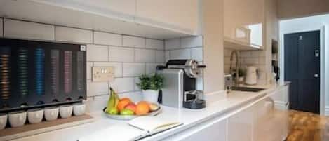 Frigorifero, microonde, macchina per tè/caffè