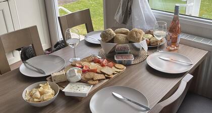 Tranquil Waterside Lodge in Tunstall