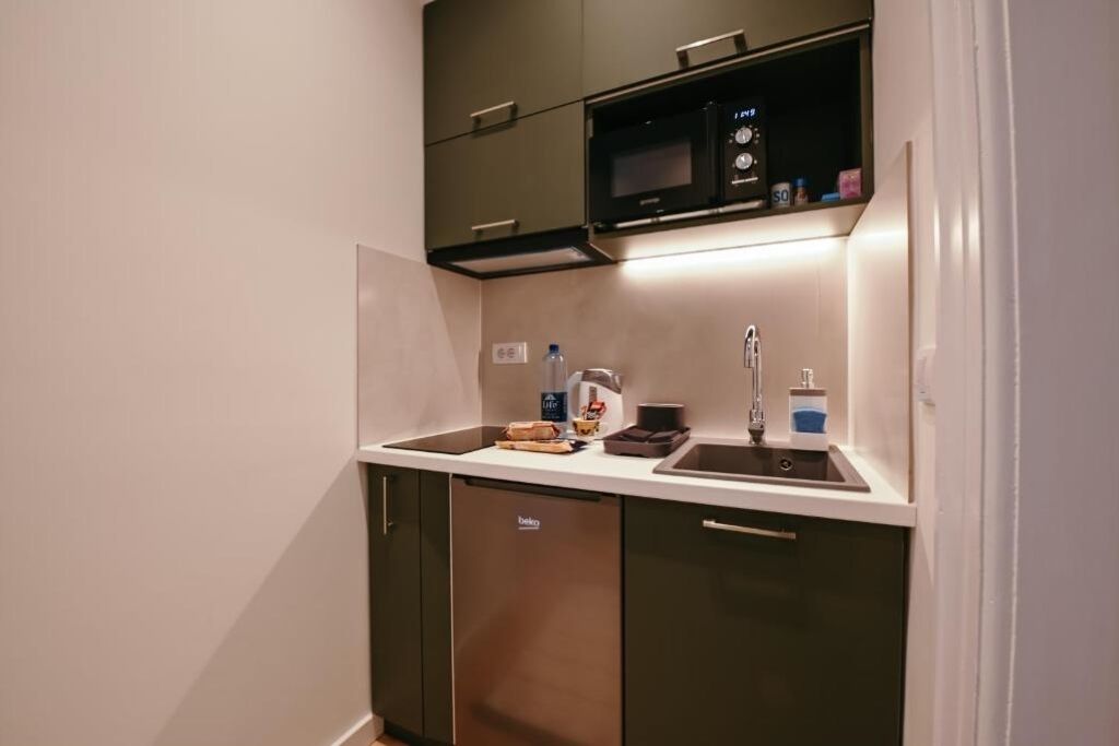 ثلاجة، ميكروويف، موقد طهي مسطح