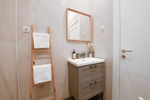 Dusche, Haartrockner, Handtücher, Seife