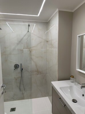 Douche, sèche-cheveux, bidet, serviettes fournies