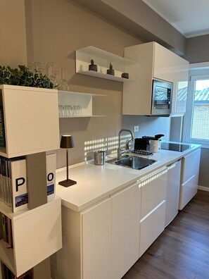 Micro-ondes, lave-vaisselle, bouilloire électrique, chaise haute