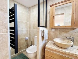 Sèche-cheveux, papier toilette
