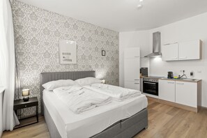 Comfort Apartment, 1 Queen Bed, Non Smoking | 1 bedroom, blackout drapes, iron/ironing board, free cribs/infant beds - Faraway Studios 43 (Vienna)