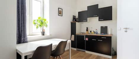Basic-Apartment | Eigene Küche | Kühlschrank, Herdplatte, Espressomaschine