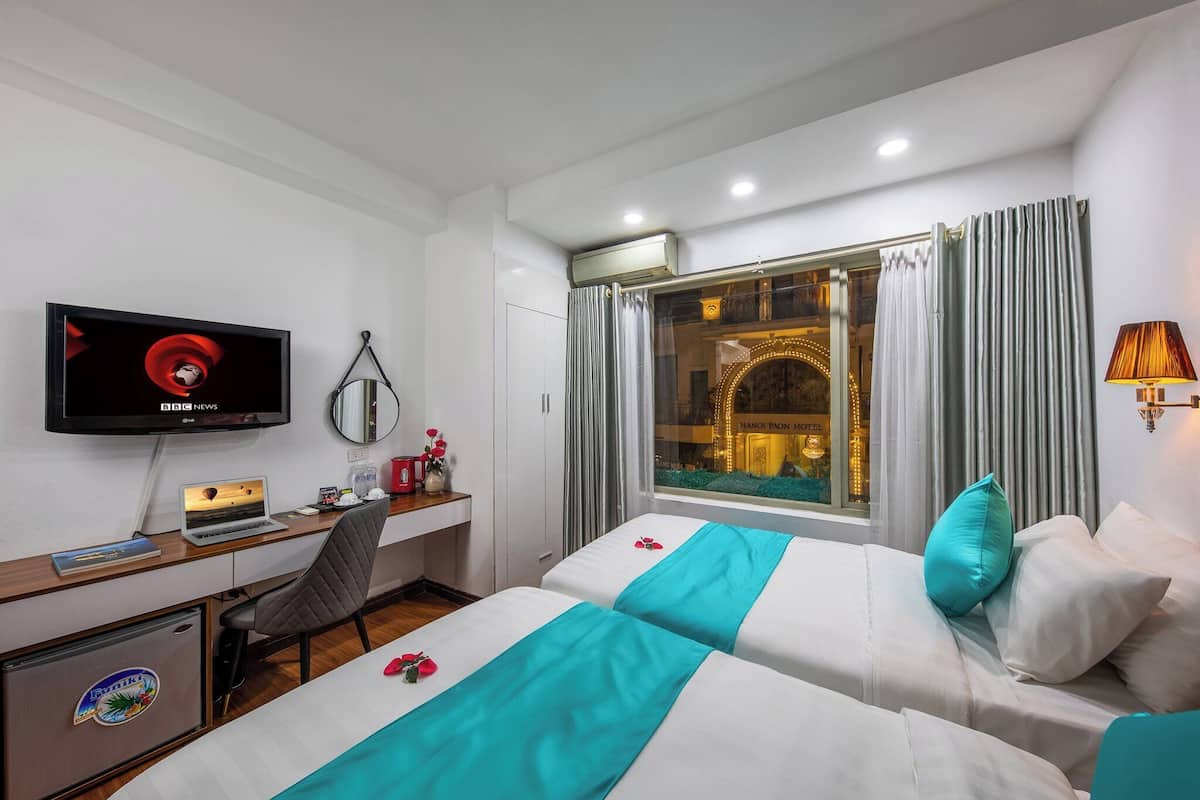 Habitación triple ejecutiva, 1 habitación, para no fumadores, vista a la ciudad | Ropa de cama hipoalergénica y minibar