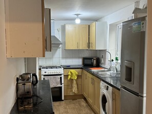House | Private kitchen | Fridge, microwave, oven, stovetop - Charming Stoke House With 2 Nice Bedrooms (Stoke-on-Trent)