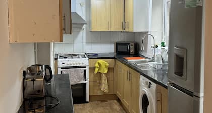 Charming Stoke House With 2 Nice Bedrooms