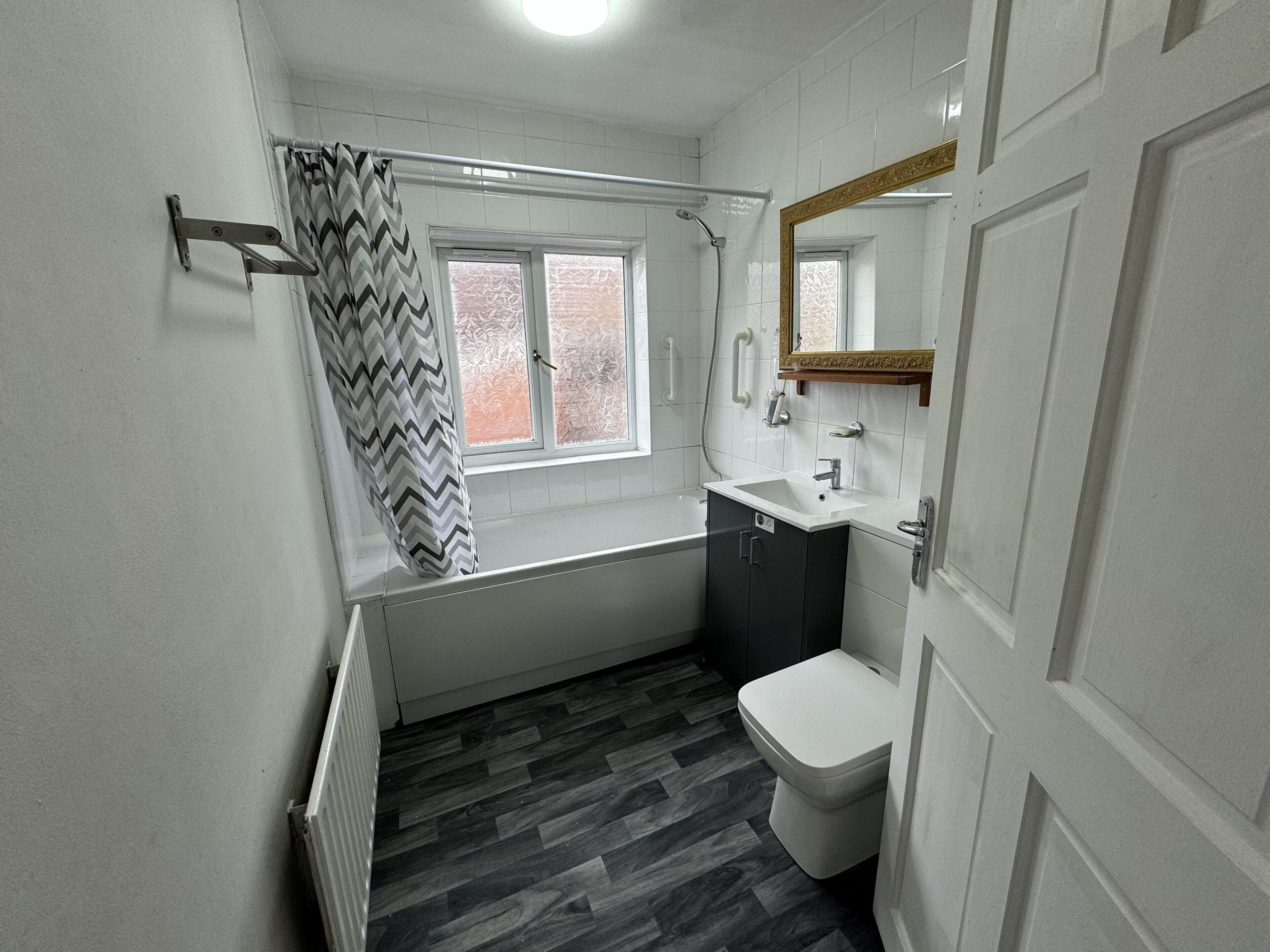 House | Bathroom | Deep soaking tub, towels