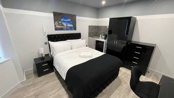 1 bedroom, desk, iron/ironing board, WiFi