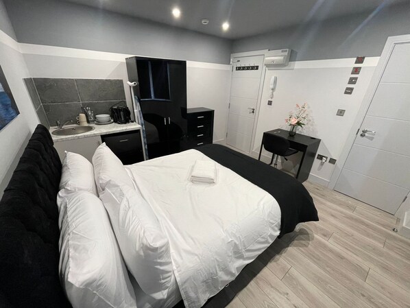 1 bedroom, desk, iron/ironing board, WiFi