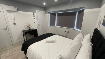 1 bedroom, desk, iron/ironing board, WiFi