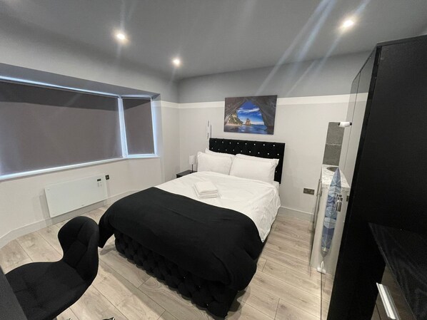 1 chambre, bureau, fer et planche à repasser, Wi-Fi